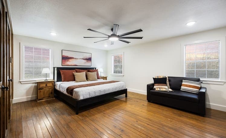 Second bedroom with queen bed